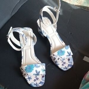 Vince Camuto White Floral Block Heels with Striking Blue Floral Accents 8M